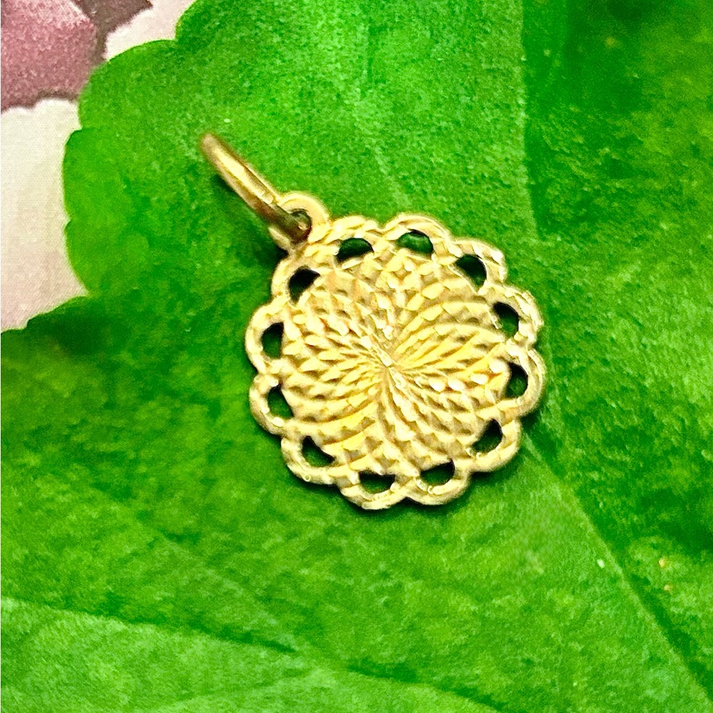 Elegant Vintage 14k 2g Mandala Style Gold Pendant